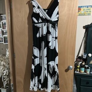 Chico's Black and White Sleeveless V-Neck Maxi Sundress